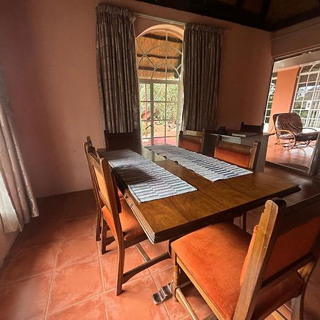 Lynns Guest House บูลาวาโย ภายนอก รูปภาพ