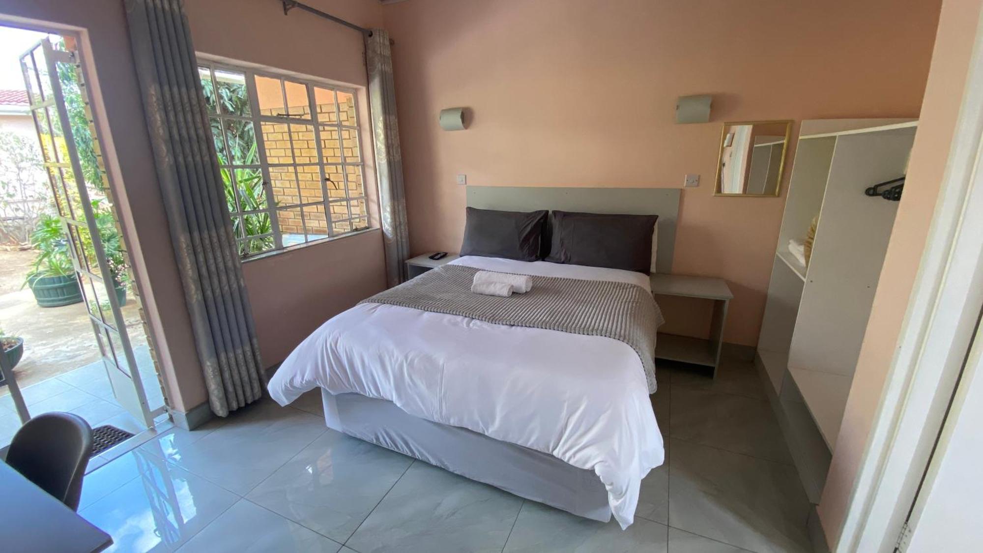 Lynns Guest House บูลาวาโย ภายนอก รูปภาพ