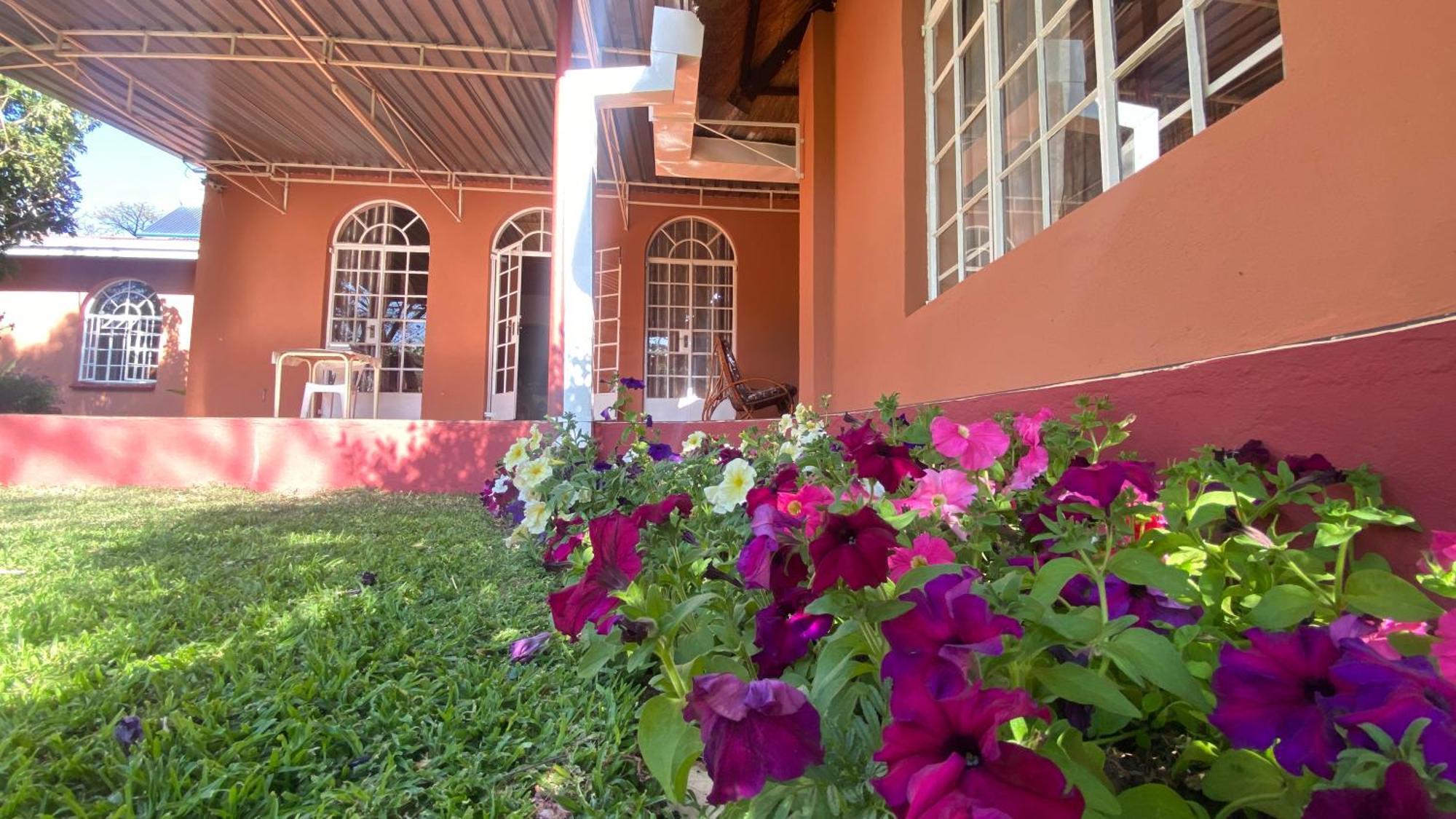 Lynns Guest House บูลาวาโย ภายนอก รูปภาพ