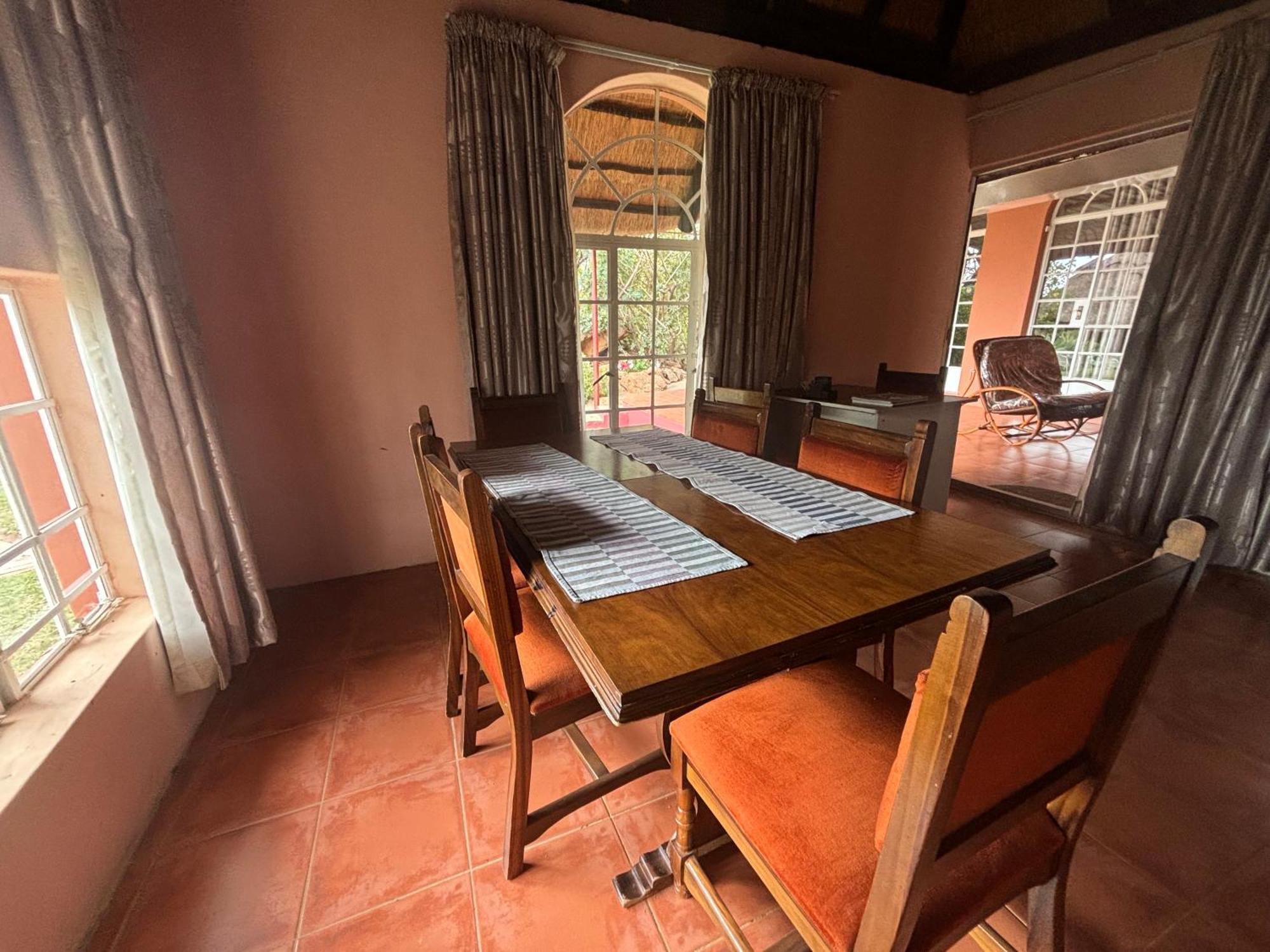 Lynns Guest House บูลาวาโย ภายนอก รูปภาพ