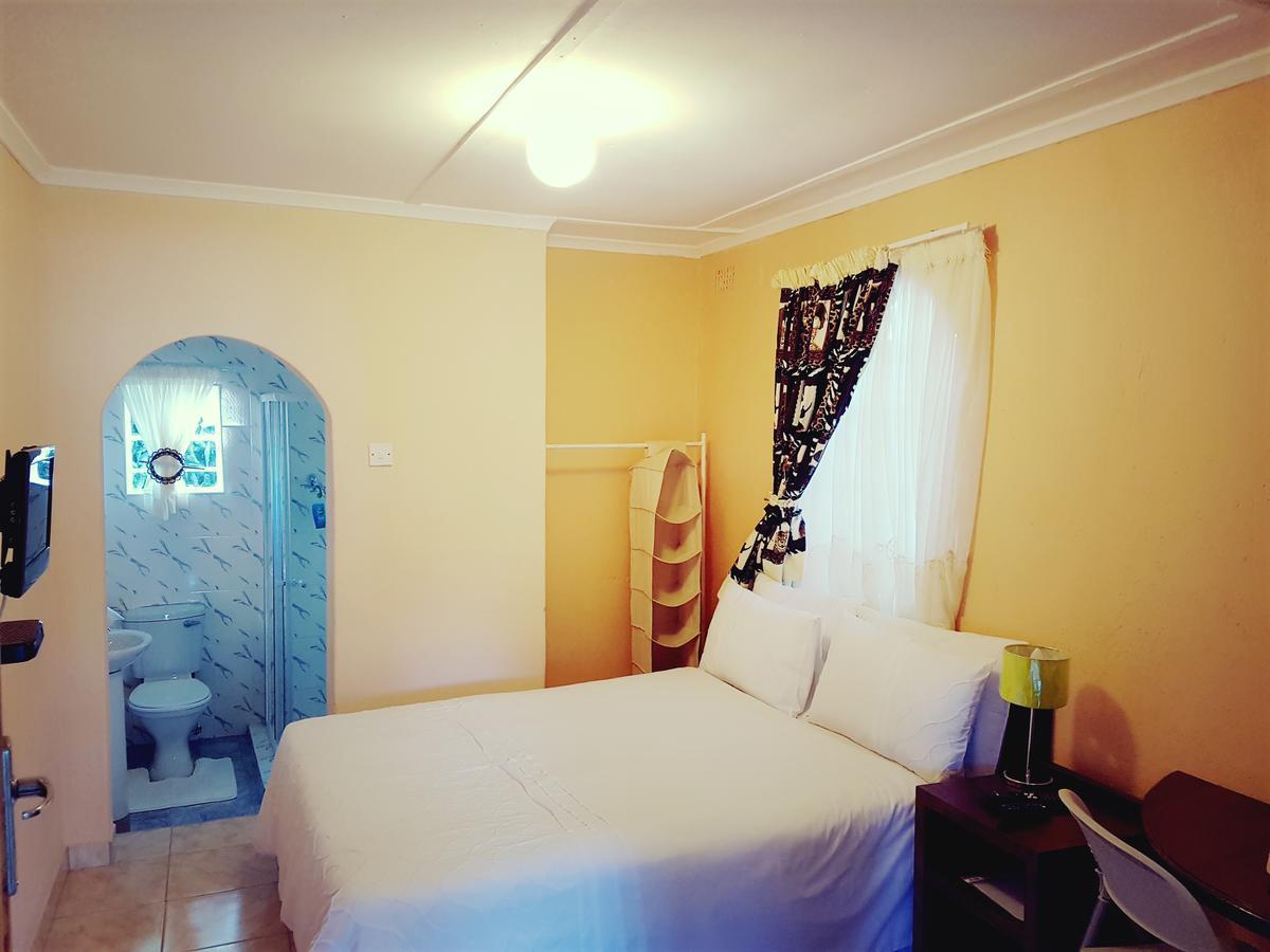 Lynns Guest House บูลาวาโย ภายนอก รูปภาพ